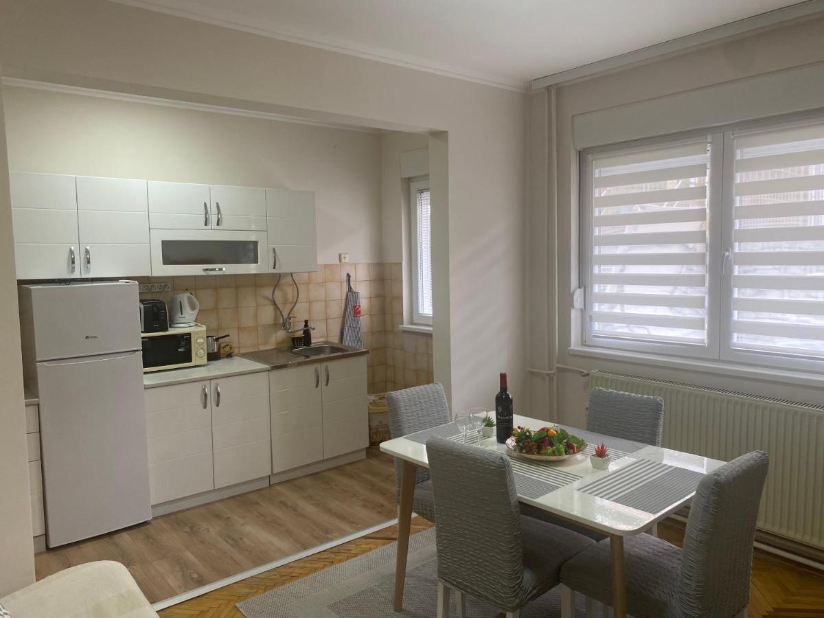 Lejlighed i Tutunović Podrum på 64 m². Soveværelser: 2. Private badeværelser: 1. Ni Eksteriør billede